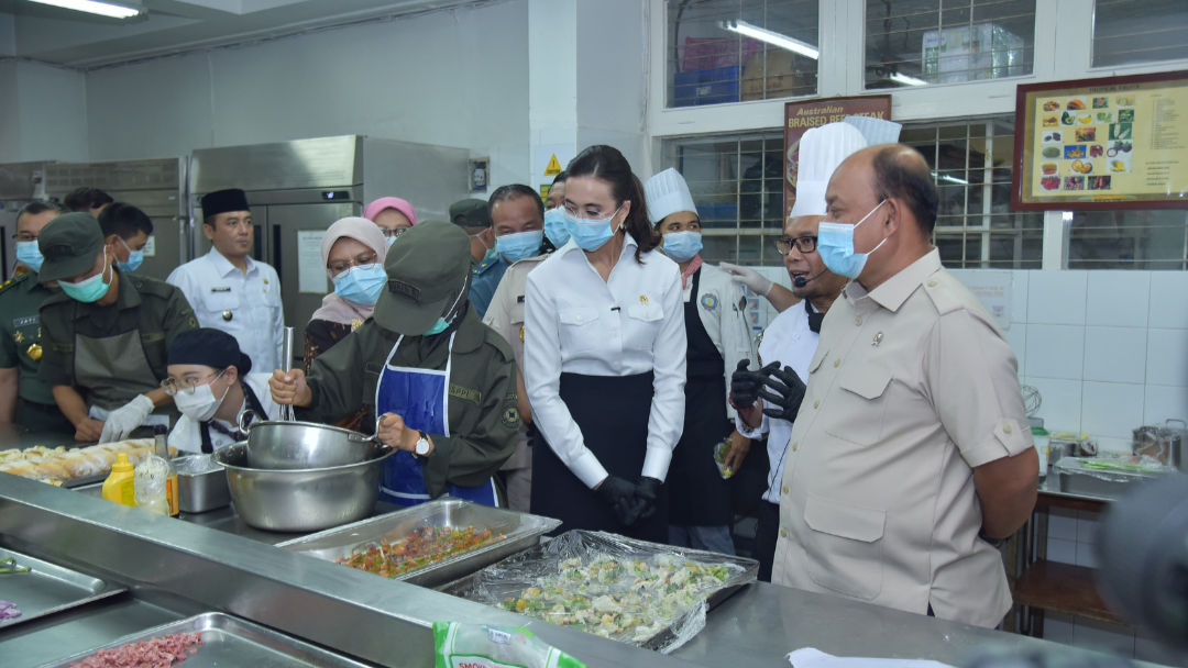 BGN Bener Meriah dan Menpar Tinjau Praktik Siswa SPPI Batch-3 di Dapur NHI
