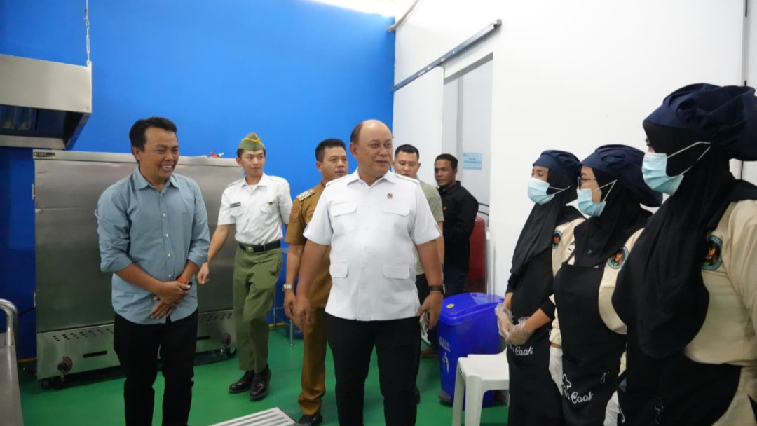 Dorong Ekonomi Rakyat melalui MBG, Kepala BGN Bener Meriah Pantau SPPG di Bandung